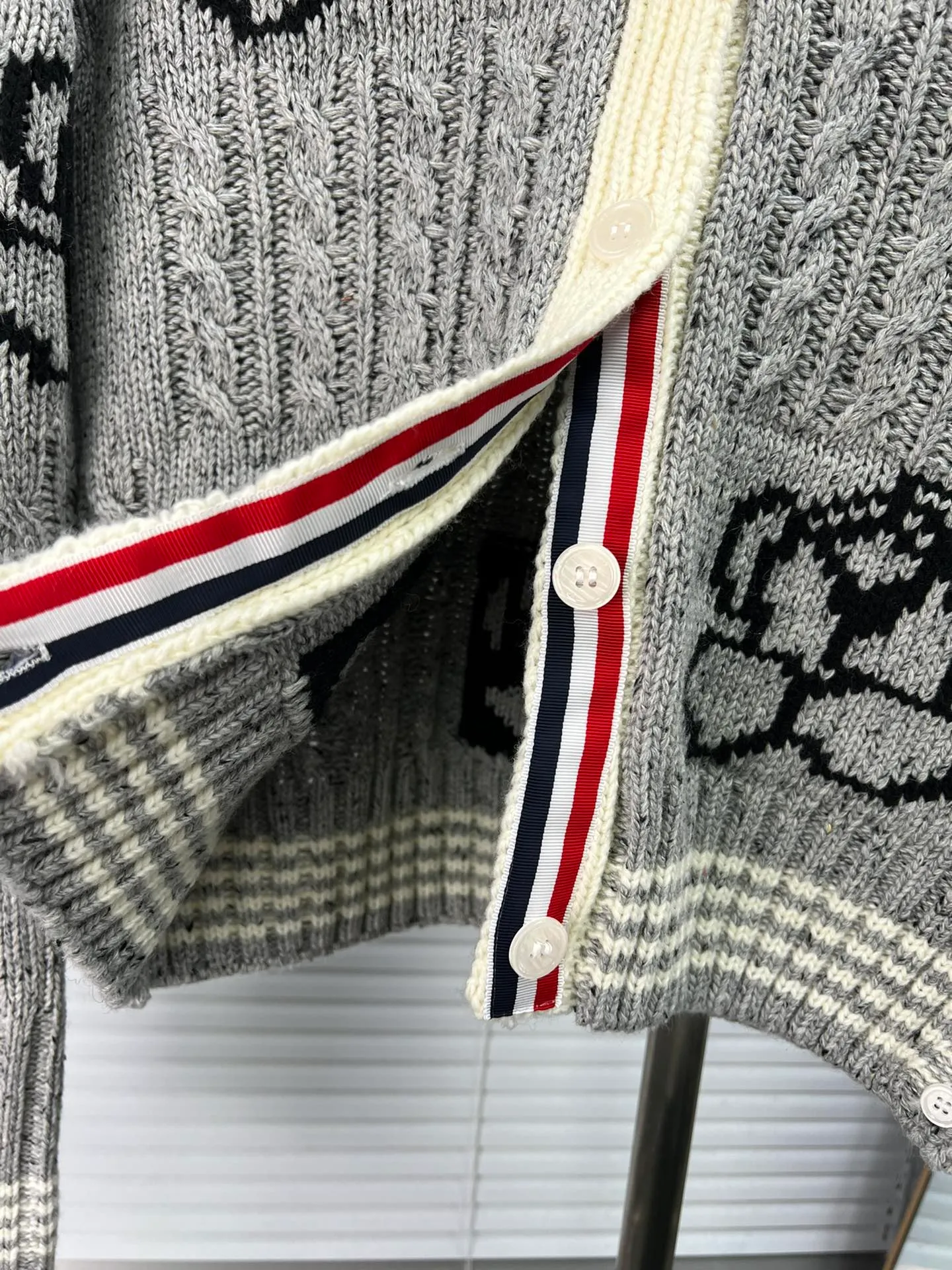 THOM BROWNE New Arrival 𝐃𝐞𝐭𝐚𝐢𝐥 ： TB ， ， ， ， ooookkkkkk ， ， ， ， T look jue 📍𝐂𝐨𝐥𝐨𝐮𝐫 ： 🆚Gray 📍𝐒𝐢𝐳𝐞Size：0.1.2 (S.M.L)